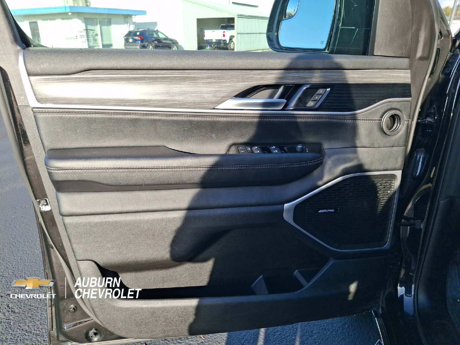 Used 2024 Jeep Wagoneer L Series II AWD/4WD image 15