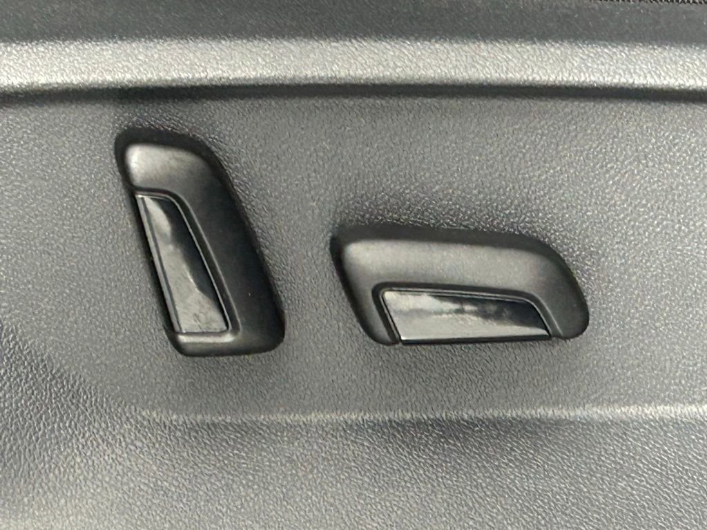 Used 2022 Volkswagen Tiguan SEL R-Line image 11