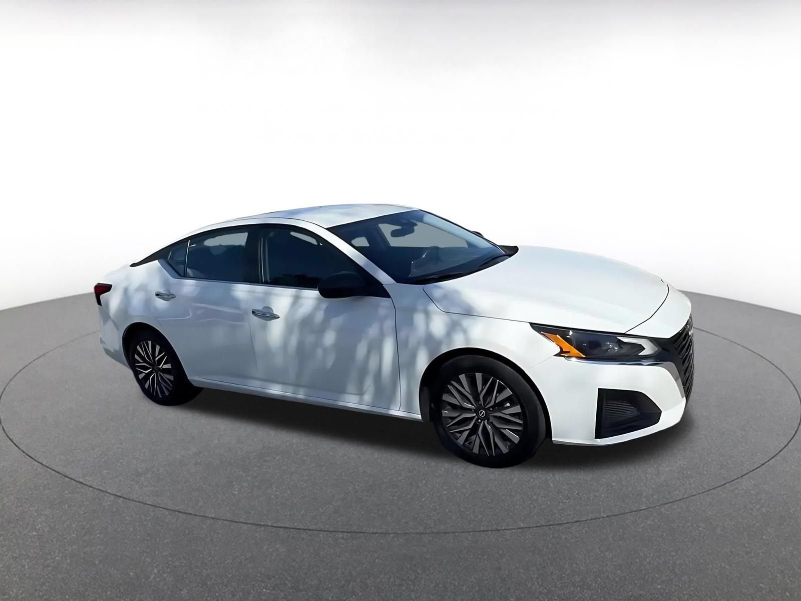 Used 2025 Nissan Altima 2.5 SV FWD image 2