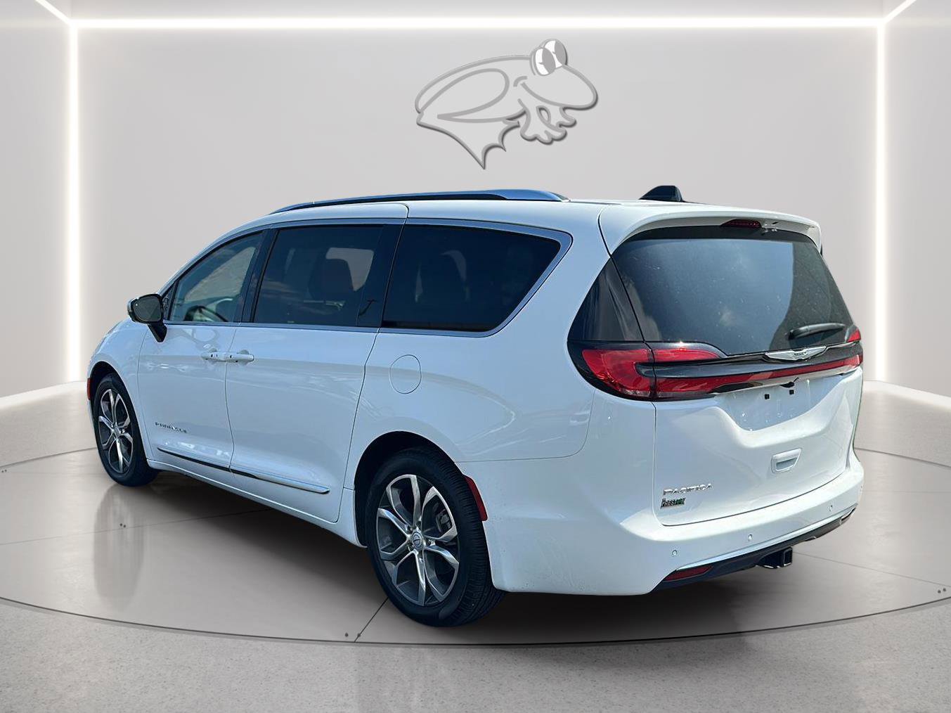 Used 2026 Chrysler Pacifica Pinnacle w/ Trailer Tow Group FWD image 3