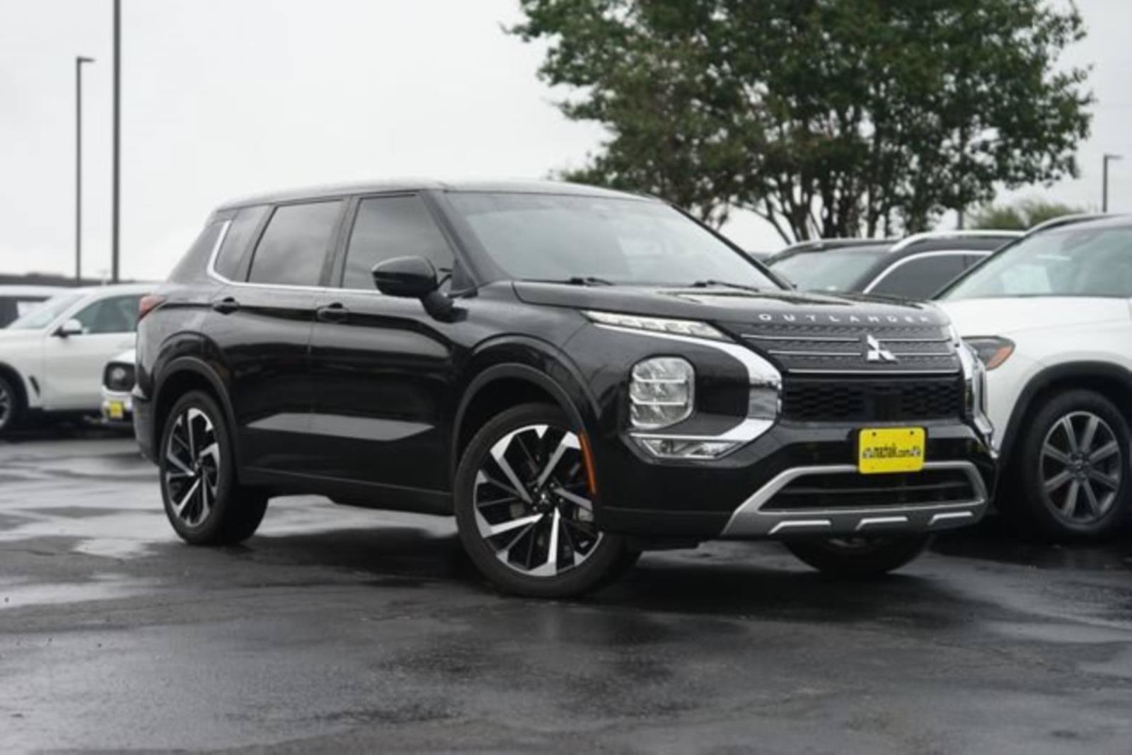 Used 2022 Mitsubishi Outlander SE FWD image 2