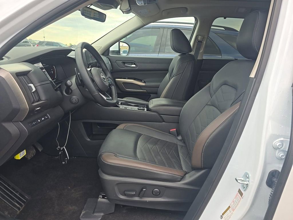 Certified 2025 Nissan Pathfinder Platinum AWD/4WD image 9
