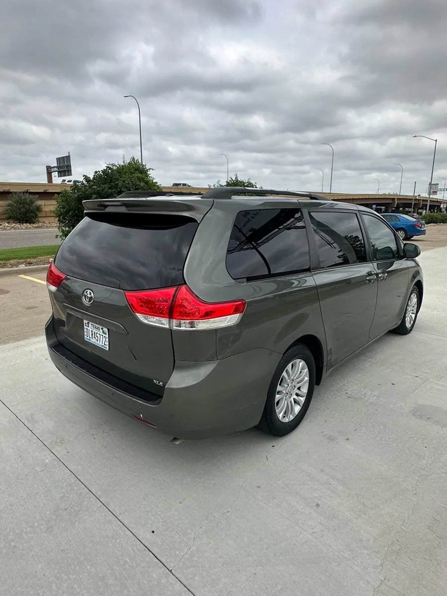 Used 2011 Toyota Sienna XLE w/ XLE Navigation Pkg FWD image 9