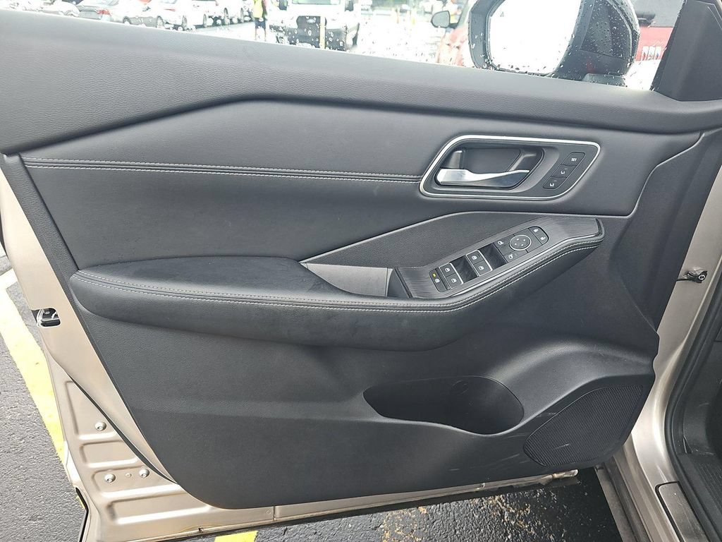 Certified 2025 Nissan Rogue Platinum w/ Tech Package AWD/4WD image 16