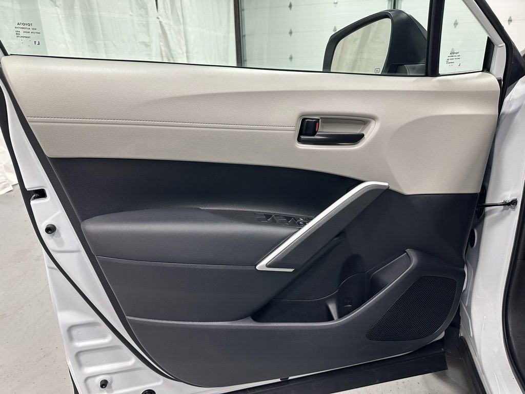 Used 2025 Toyota Corolla Cross L image 8