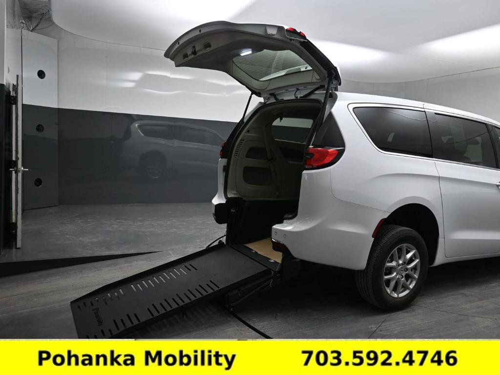 Used 2024 Chrysler Pacifica Touring-L image 2