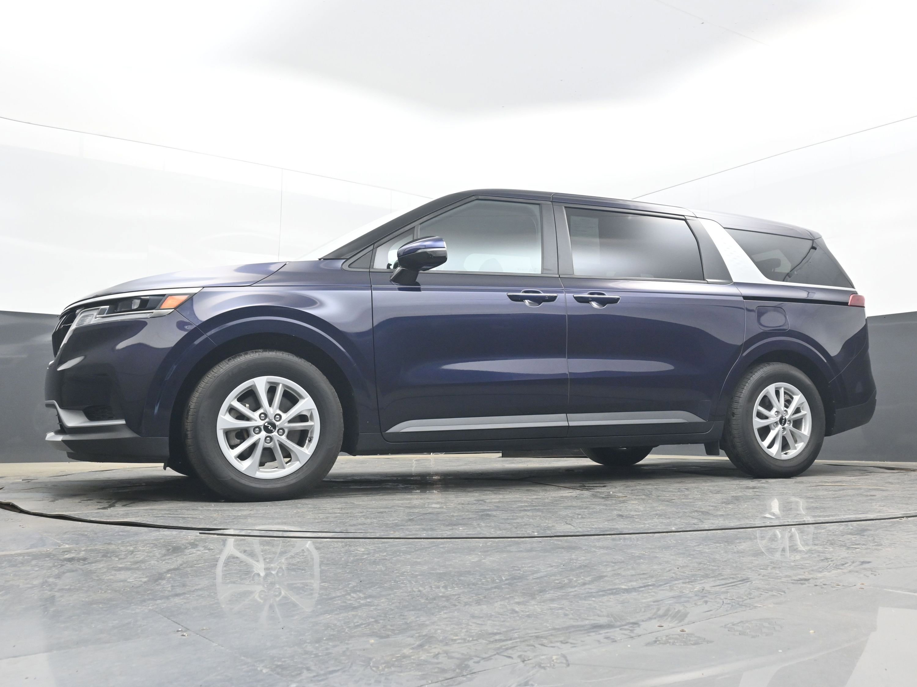 Used 2023 Kia Carnival LX image 24