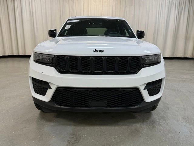 Used 2025 Jeep Grand Cherokee Altitude AWD/4WD image 12