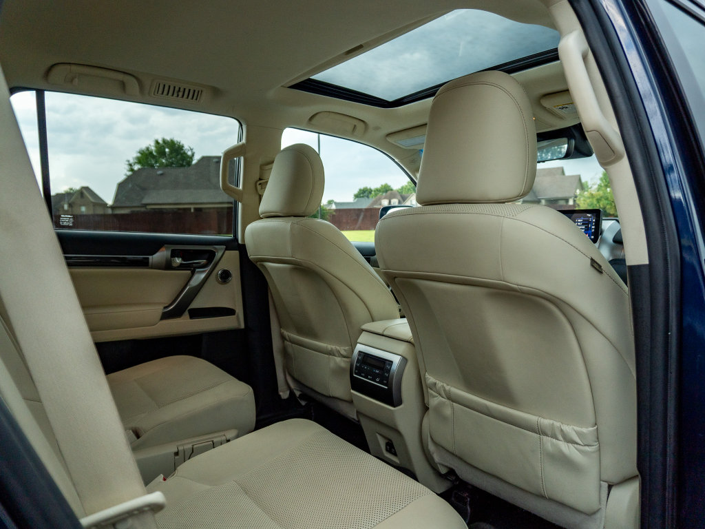 Used 2023 Lexus GX 460 Premium w/ Accessory Package AWD/4WD image 17