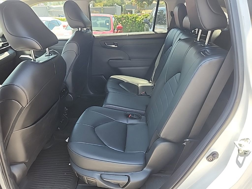 Used 2024 Toyota Highlander XLE FWD image 10