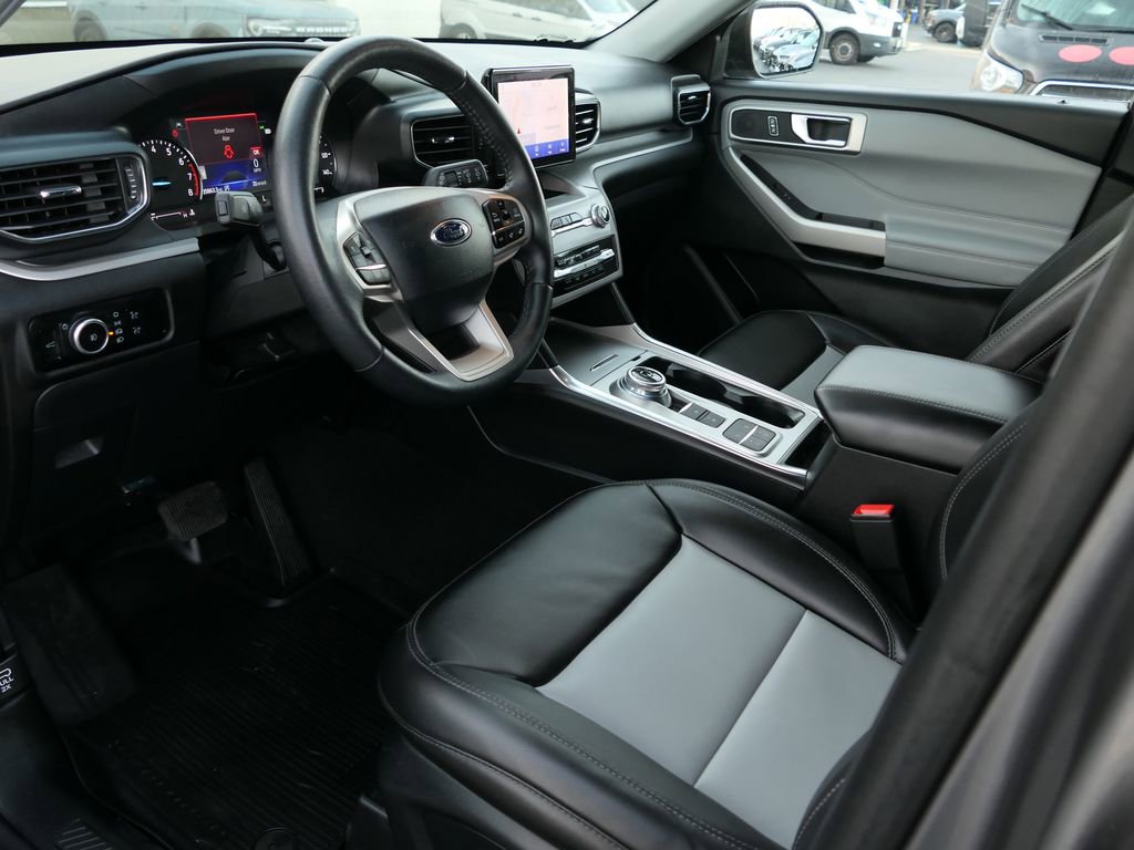 Used 2024 Ford Explorer XLT w/ Equipment Group 202A image 13