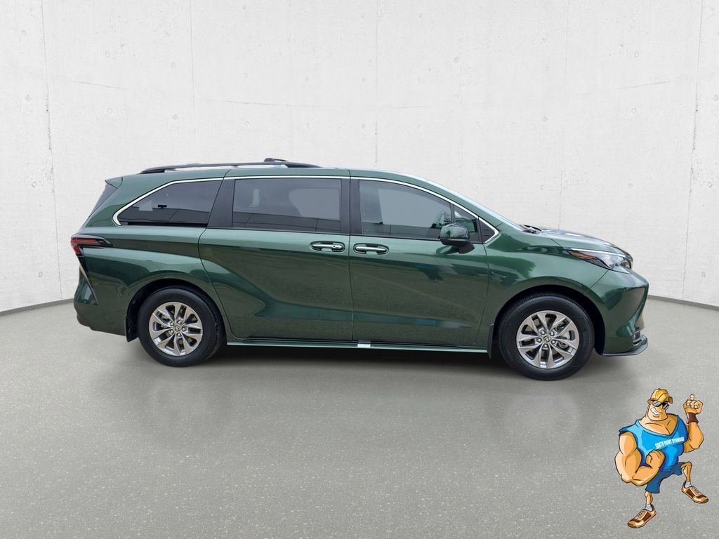 Used 2025 Toyota Sienna XLE FWD image 4