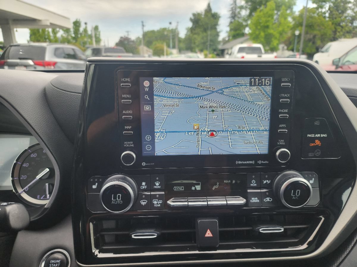 Used 2022 Toyota Highlander XLE FWD image 20