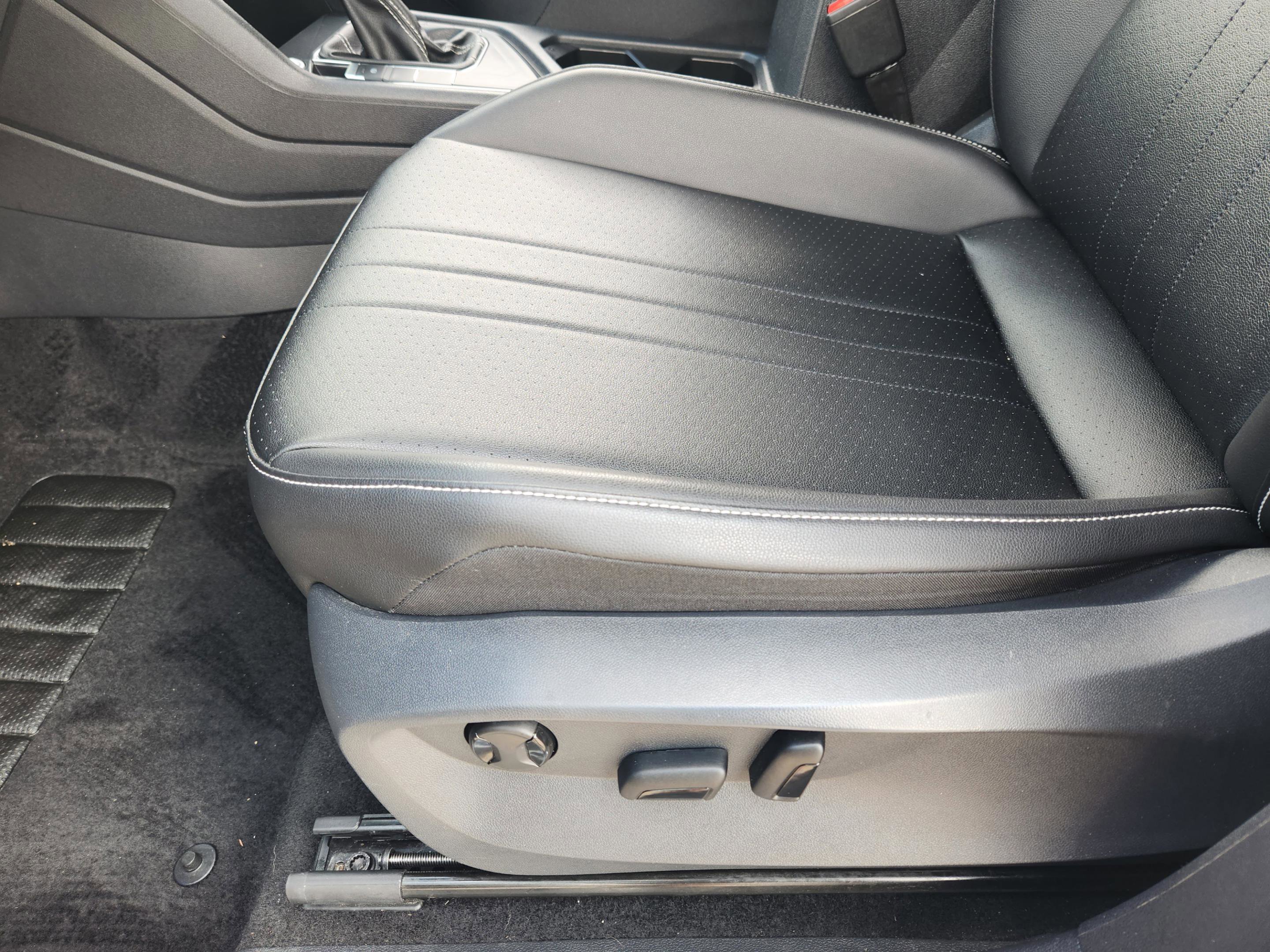 Used 2022 Volkswagen Tiguan SE R-Line image 17