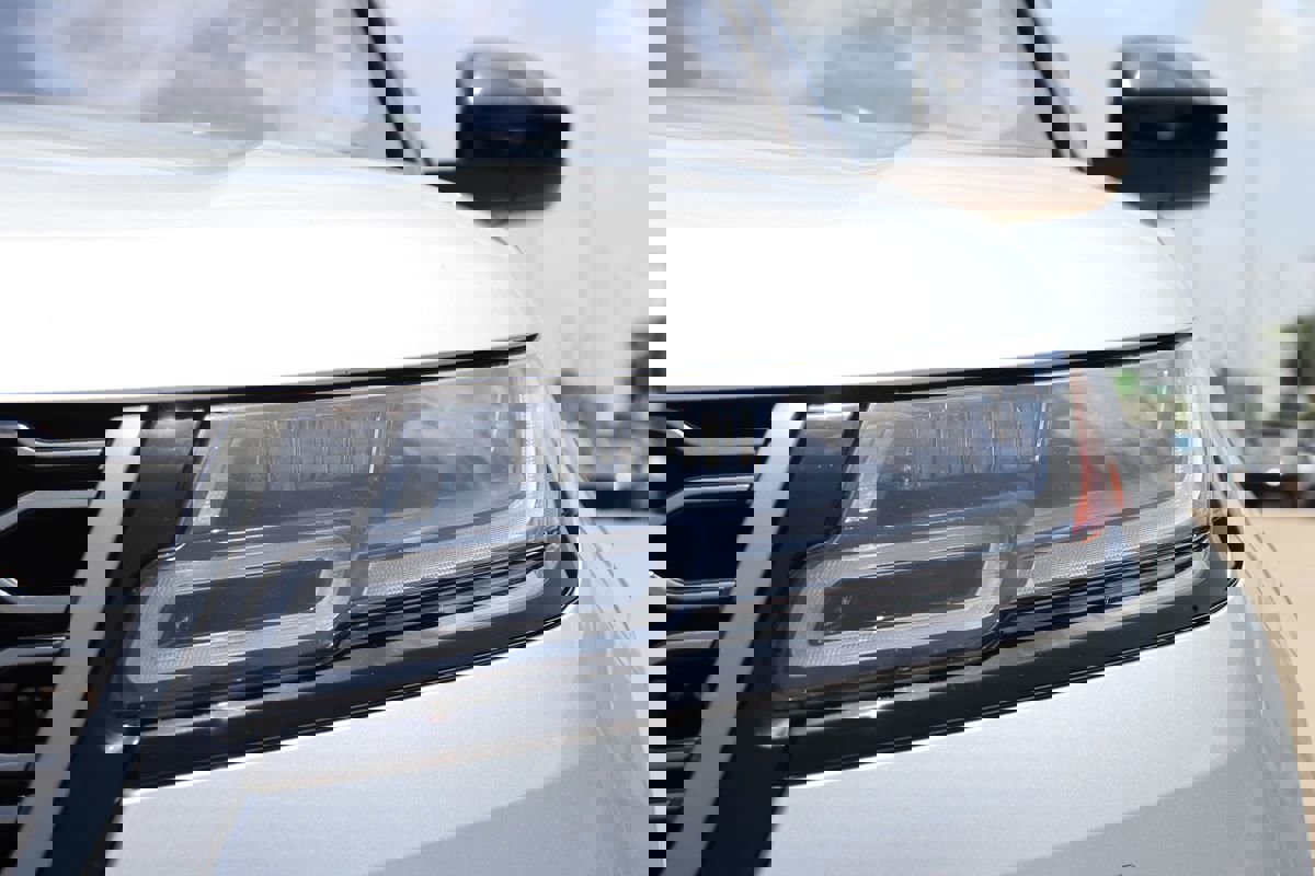 Used 2018 Land Rover Range Rover Velar R-Dynamic SE image 6