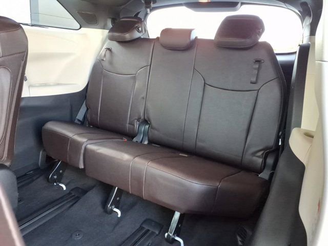 Used 2021 Toyota Sienna Platinum FWD image 18