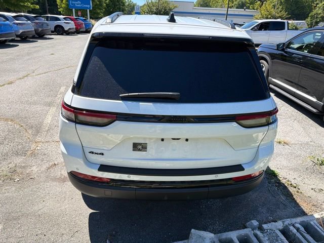 Used 2023 Jeep Grand Cherokee Altitude AWD/4WD image 8