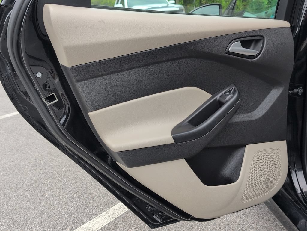 Used 2016 Ford Focus SE w/ SE Sport Package FWD image 21