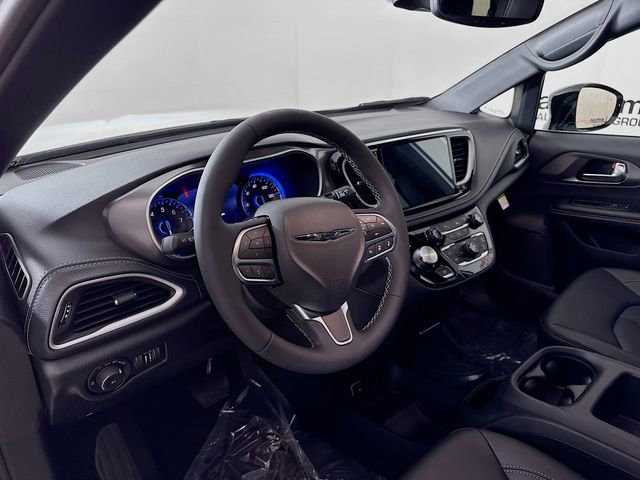 New 2026 Chrysler Pacifica Select image 9