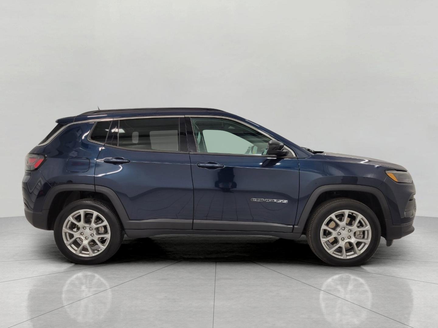 Used 2024 Jeep Compass Latitude w/ Sun and Sound Group AWD/4WD image 12