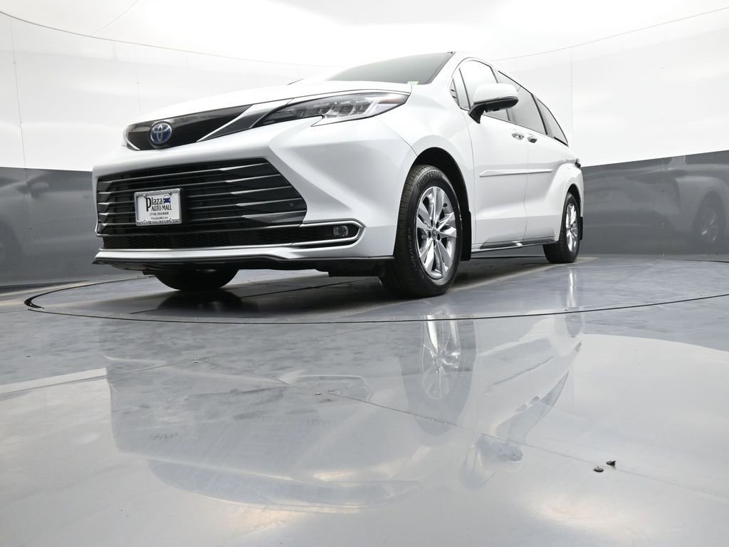 Certified 2025 Toyota Sienna Limited AWD/4WD image 28