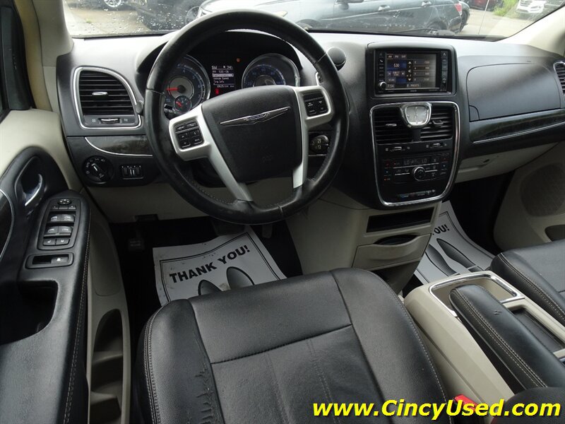 Used 2016 Chrysler Town & Country Touring FWD image 14
