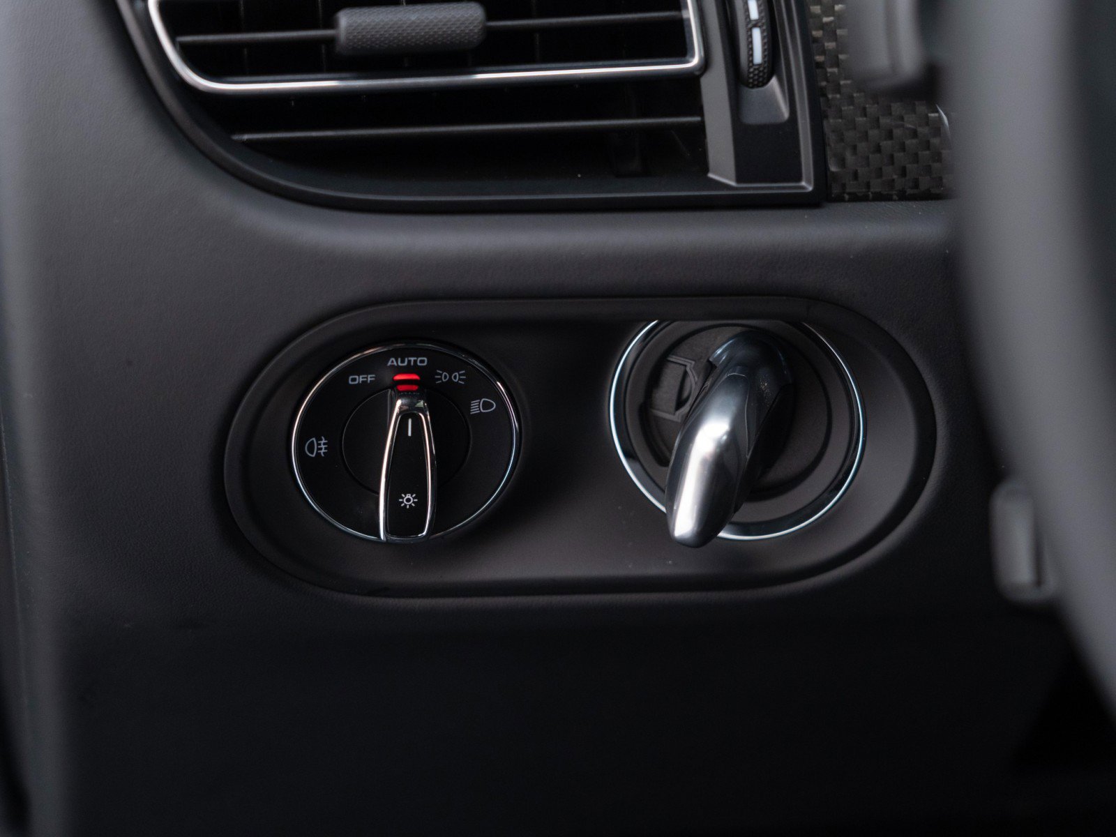 Certified 2025 Porsche Macan GTS image 28