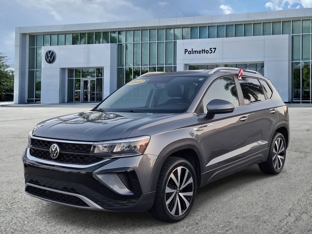 Used 2022 Volkswagen Taos SE w/ Panoramic Sunroof Package FWD image 3