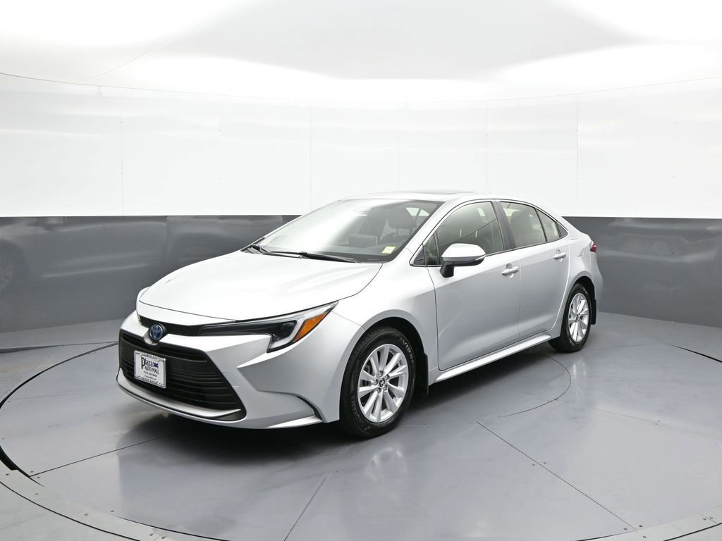 Certified 2025 Toyota Corolla XLE image 1
