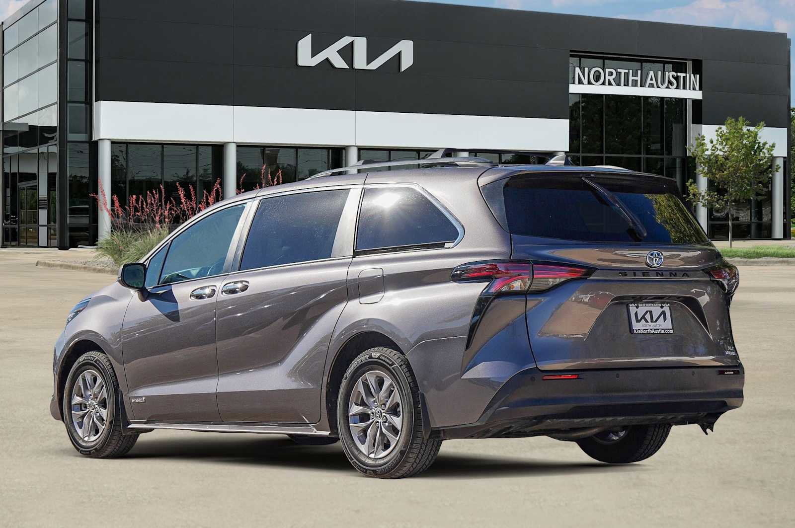 Used 2021 Toyota Sienna XLE image 5