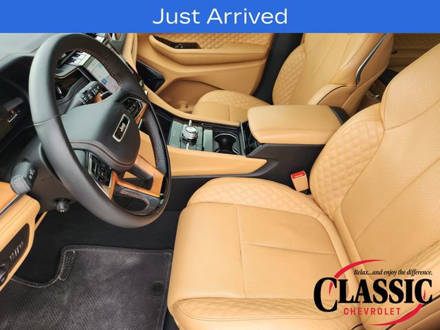 Used 2024 Jeep Grand Cherokee Summit AWD/4WD image 4