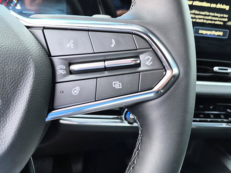 New 2026 Chevrolet Equinox LT w/ Convenience Package II FWD image 17