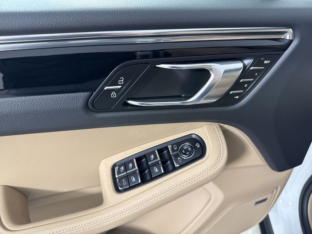 Certified 2025 Porsche Macan image 34