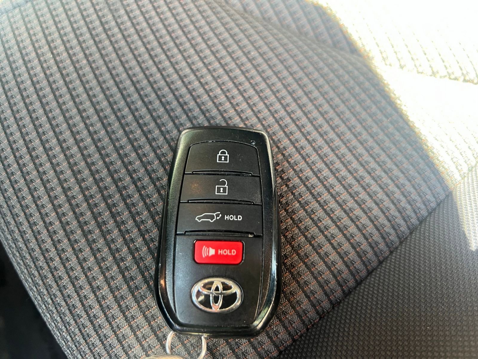 Used 2025 Toyota Highlander LE FWD image 18
