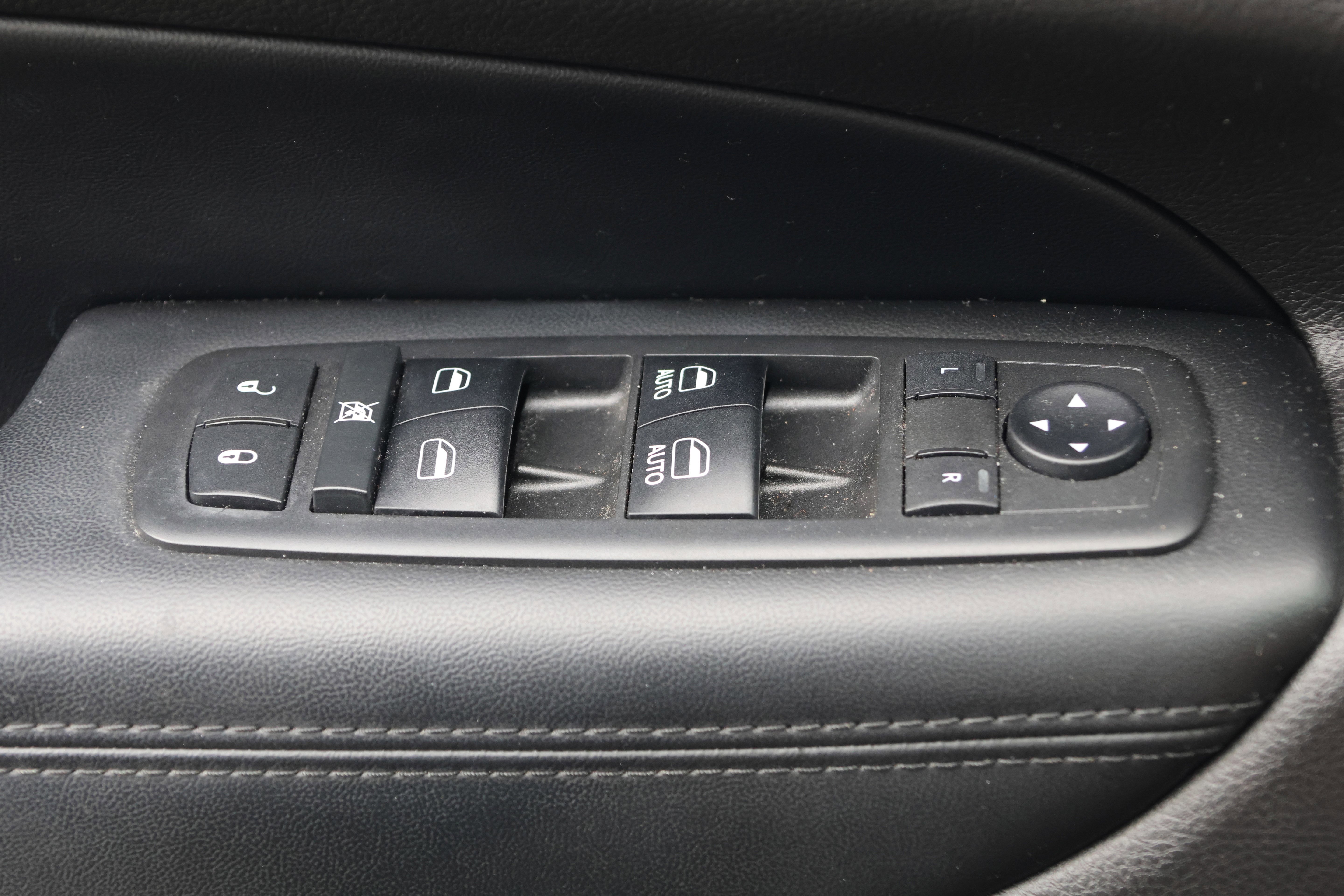 Used 2018 Jeep Grand Cherokee Altitude RWD image 13