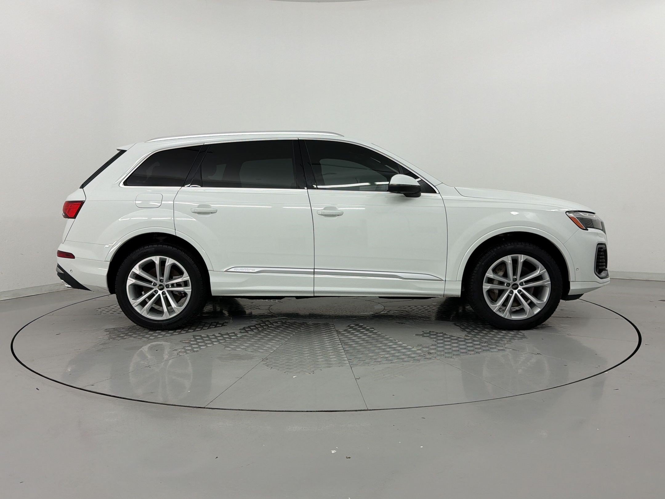 Used 2025 Audi Q7 3.0T Premium Plus AWD/4WD image 8