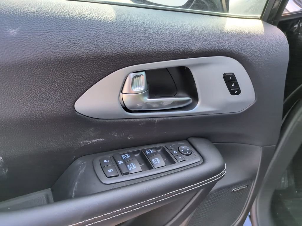 New 2026 Chrysler Pacifica Limited w/ Uconnect Theater Family Group image 20