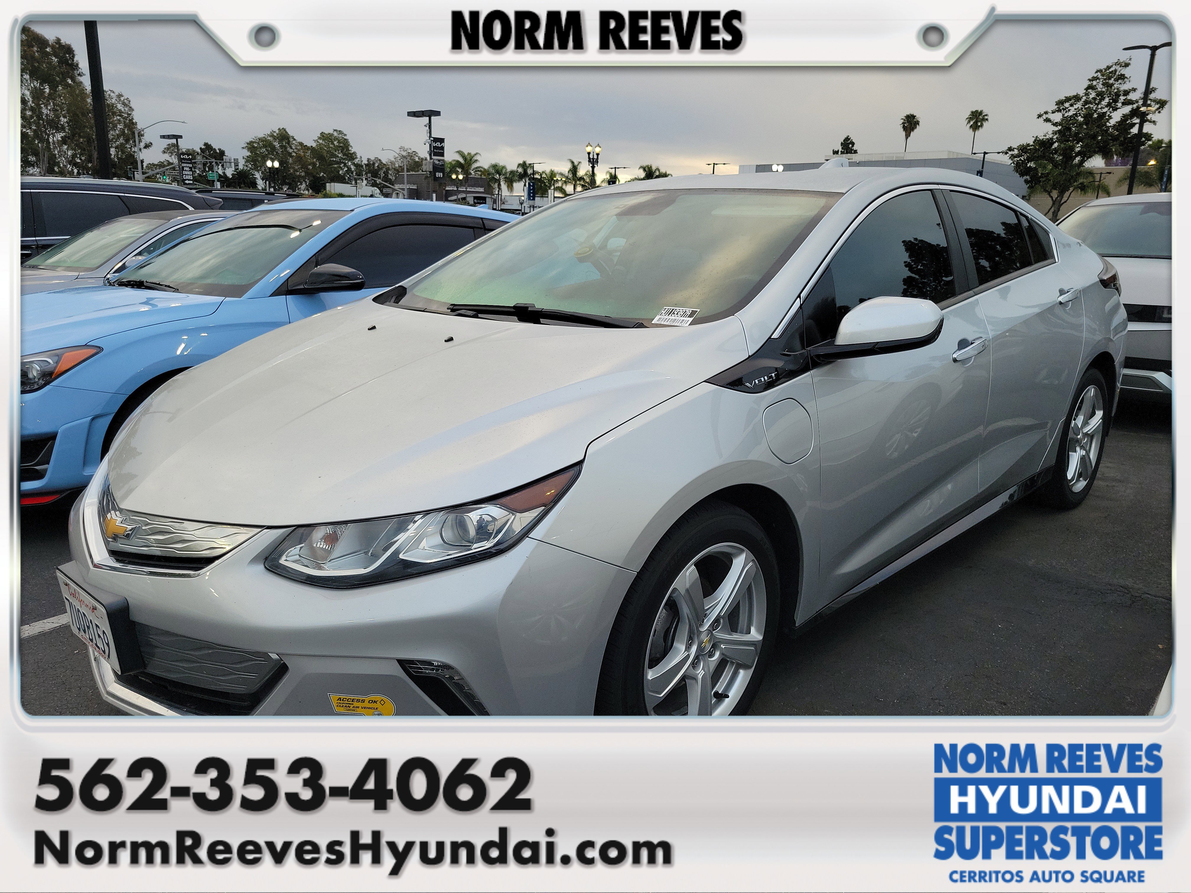 Used 2017 Chevrolet Volt LT w/ Comfort Package FWD image 1