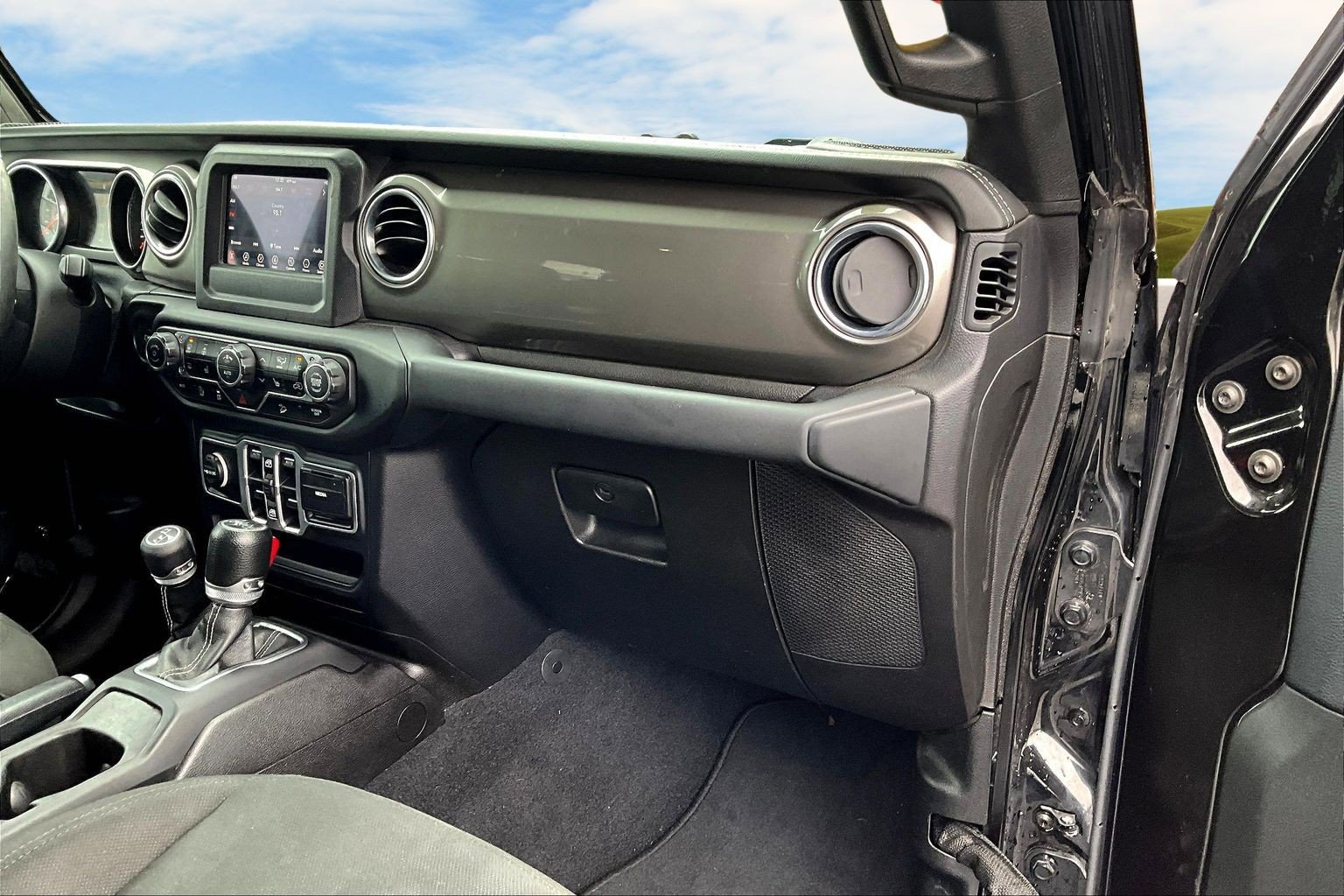 Used 2018 Jeep Wrangler Unlimited Sahara w/ Cold Weather Group AWD/4WD image 18