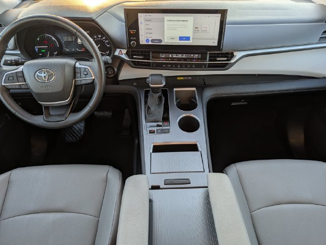 Certified 2025 Toyota Sienna XLE FWD image 11