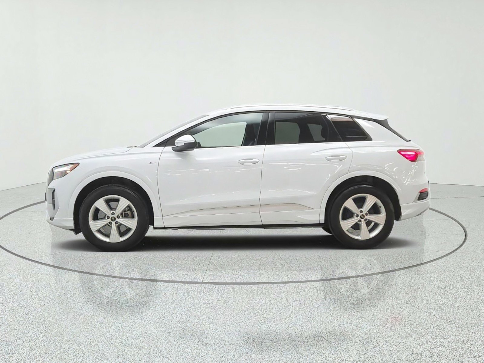 Used 2024 Audi Q4 e-tron Premium AWD/4WD image 8