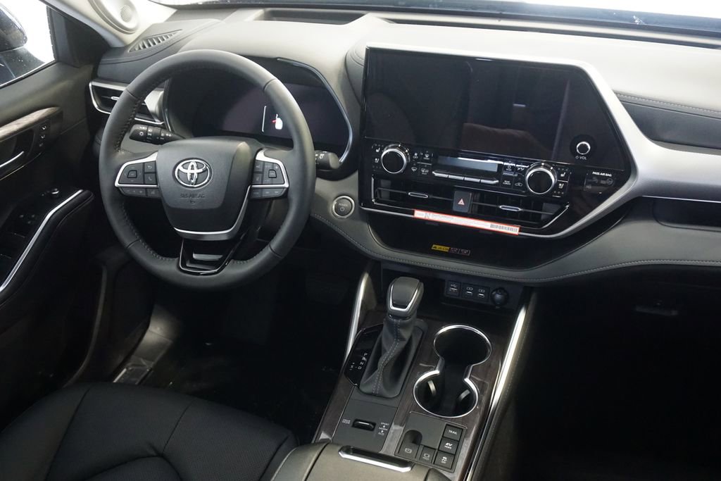 New 2026 Toyota Highlander Platinum image 32