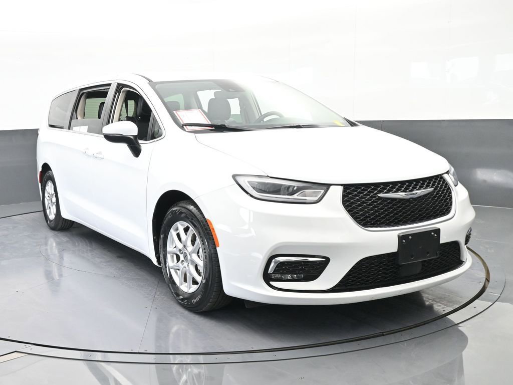 Used 2023 Chrysler Pacifica Touring-L image 9