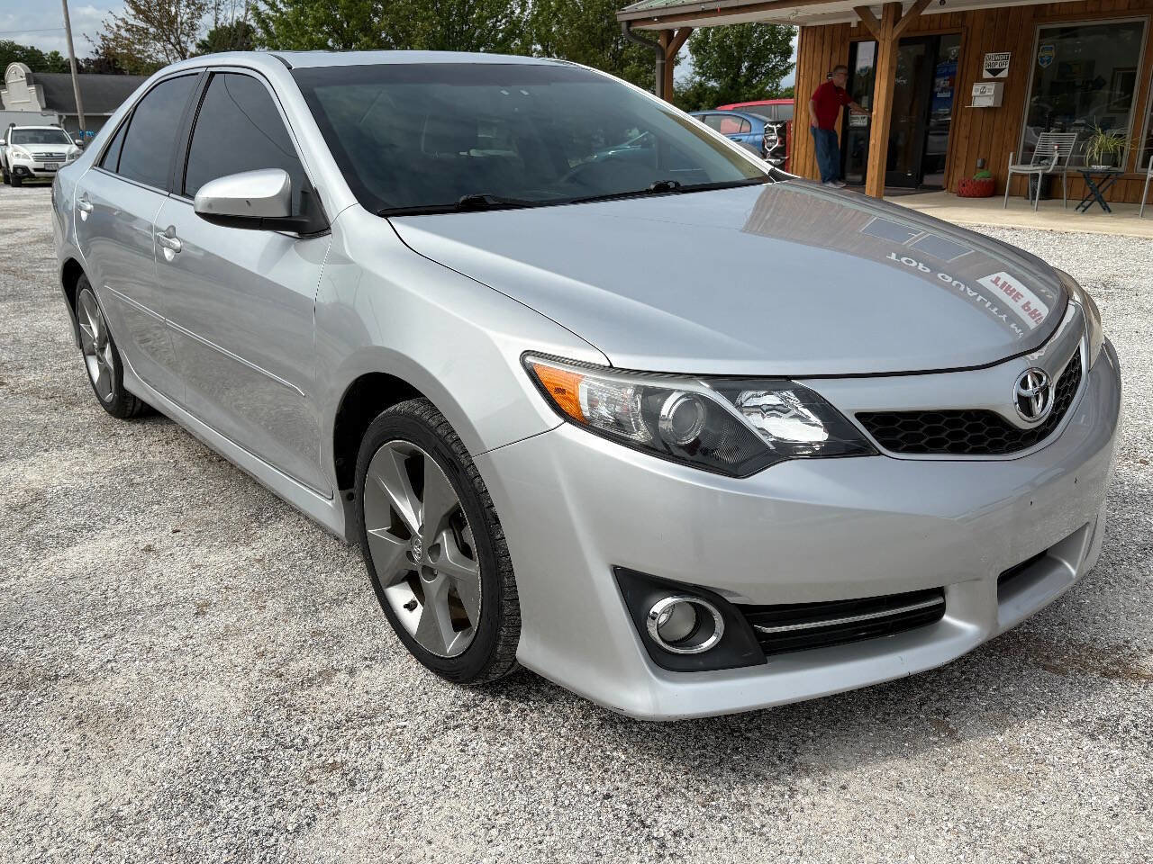Used 2013 Toyota Camry SE w/ Convenience Pkg FWD image 3