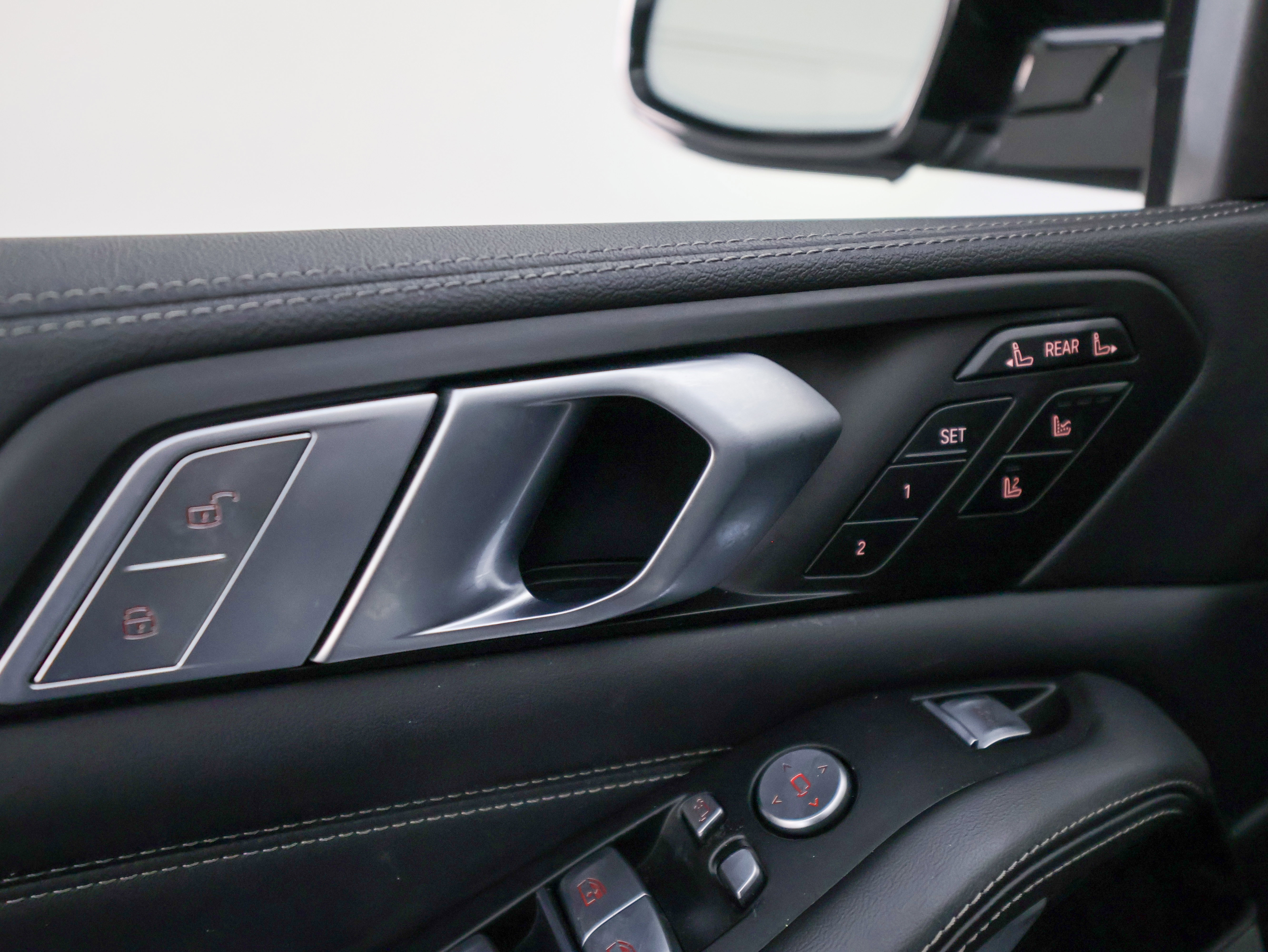 Used 2021 BMW X7 M50i image 25