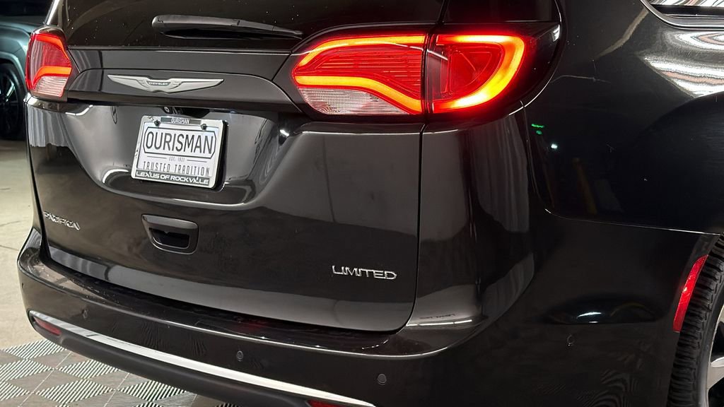 Used 2017 Chrysler Pacifica Limited FWD image 8