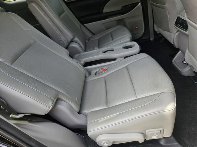 Used 2015 Toyota Highlander Limited image 18