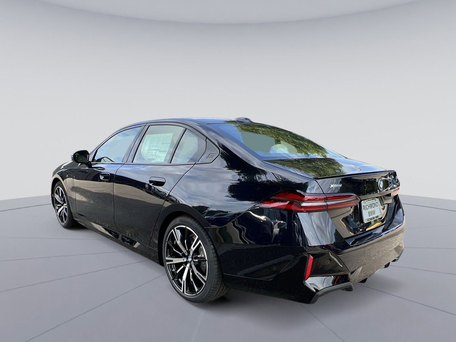 New 2026 BMW 550e xDrive w/ Executive Package image 3