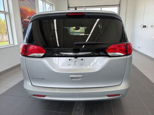 Used 2023 Chrysler Voyager LX FWD image 4