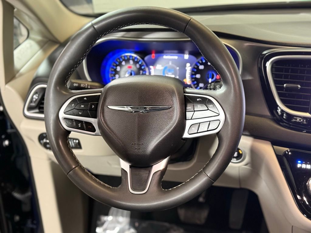 Used 2023 Chrysler Pacifica Touring-L image 12